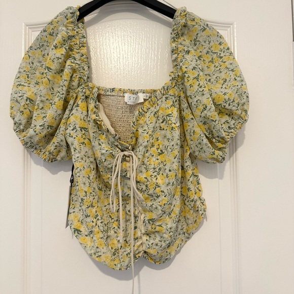 ASTR the Label NWT Lace-Up Floral Puff Sleeve Crop Top, Size large - Picture 2 of 3
